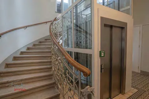 Elegantes Stiegenhaus mit Personenaufzug