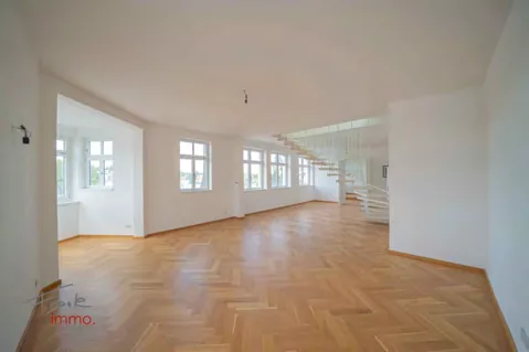 Wohnsalon mit Maisonette-Treppe