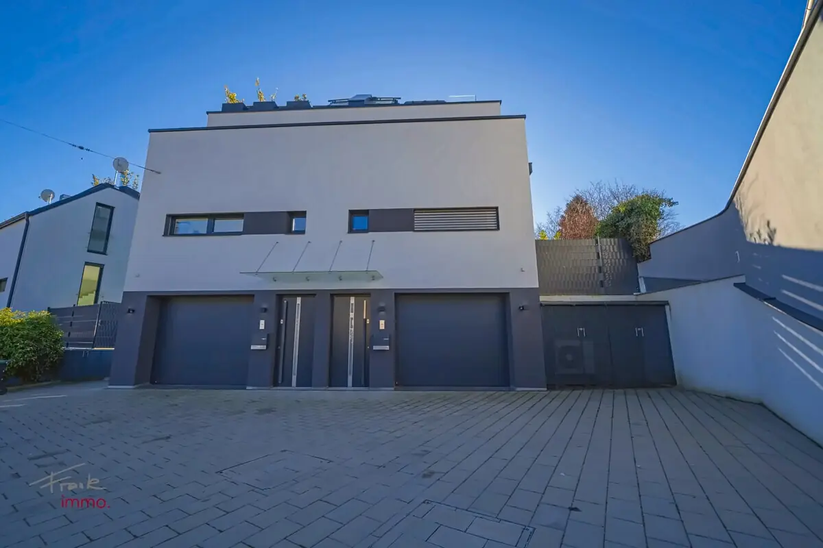 Rotkreuzgasse 11a – Außenansicht mit Garage