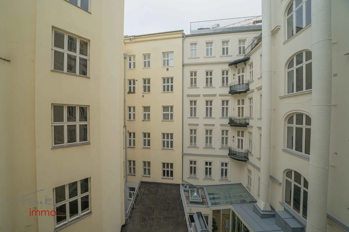 Blick vom Wohnzimmer in den Innenhof
