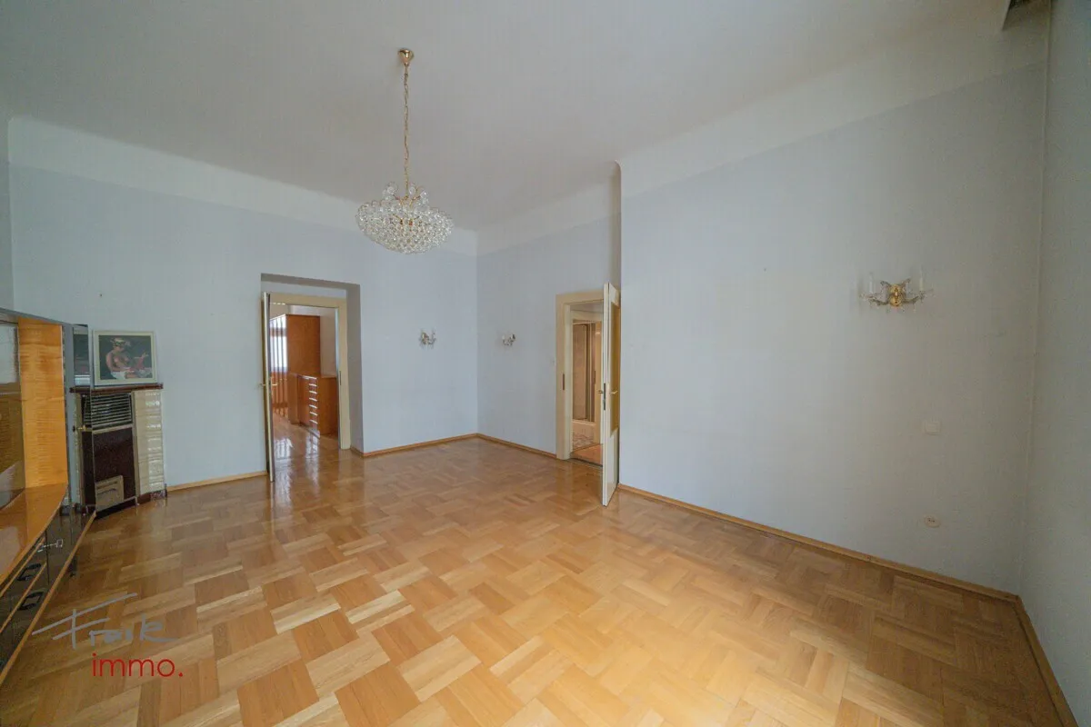 Wohnzimmer mit Parkett