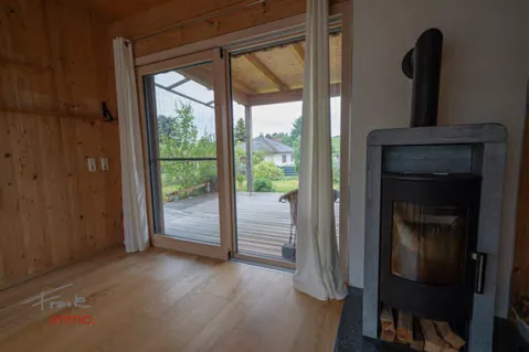 Wohnzimmer mit Speicherofen